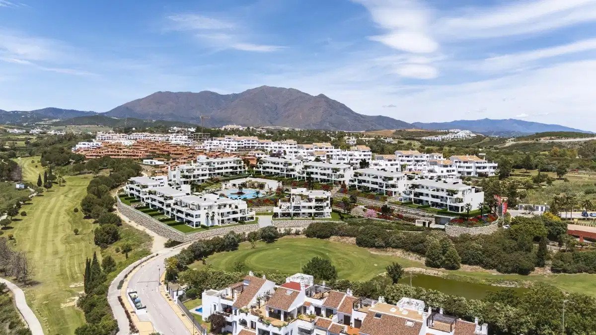 2-Bedroom, 2-Bathroom Ground Floor Apartment with Golf and Sea Views in Casares
