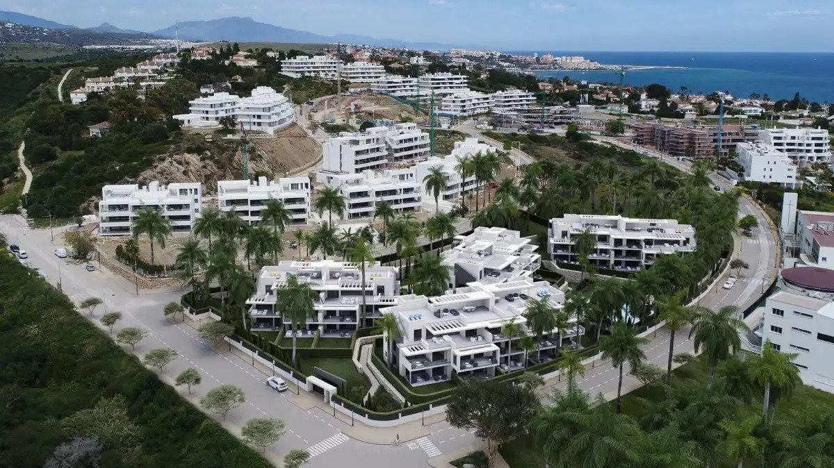 2-Bedroom, 2-Bathroom Modern Ground Floor Apartment with Expansive Terrace in Estepona