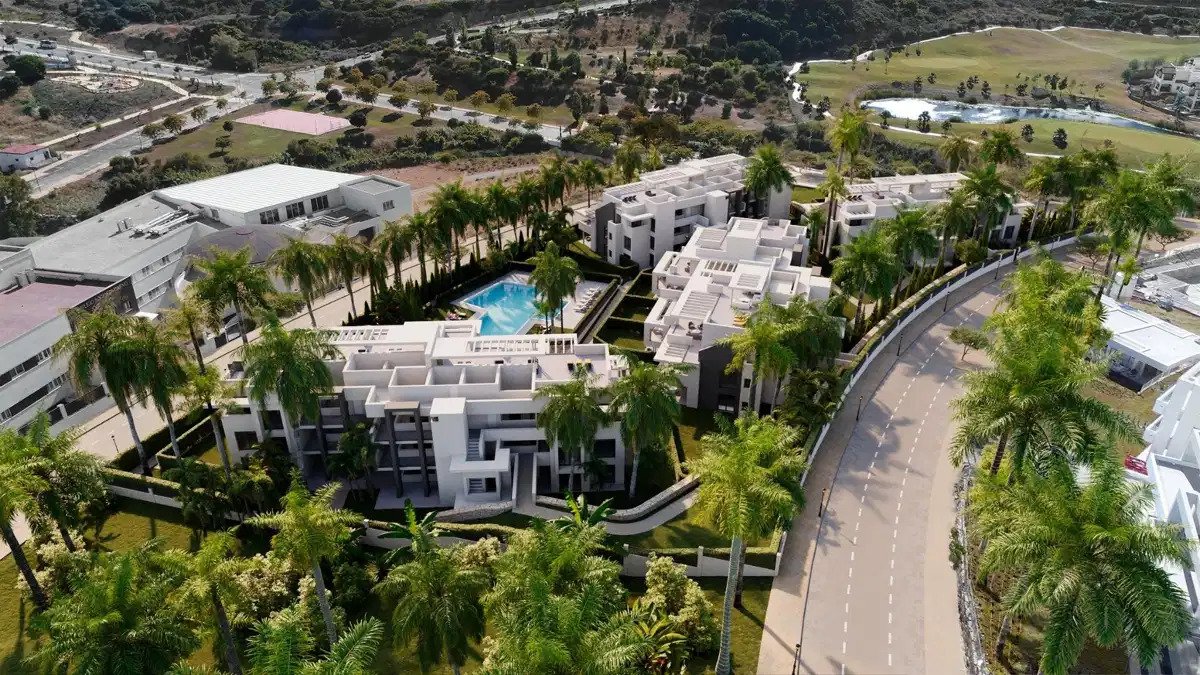 3-Bedroom, 2-Bathroom Penthouse with Expansive Terraces and Underground Parking in Estepona