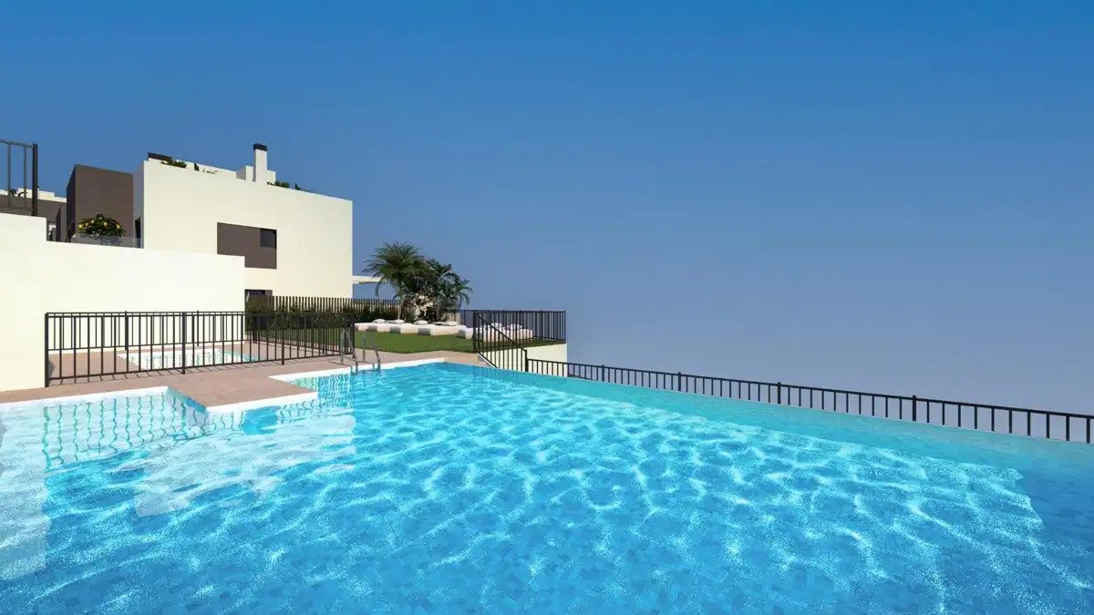 4-Bedroom, 3-Bathroom Townhouse Just 800m from the Beach in Torre del Mar