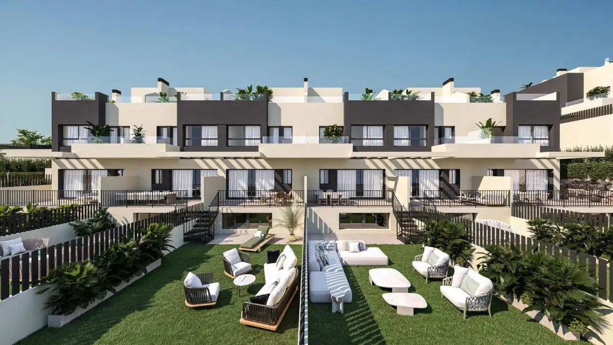 4-Bedroom, 3-Bathroom Townhouse Just 800m from the Beach in Torre del Mar