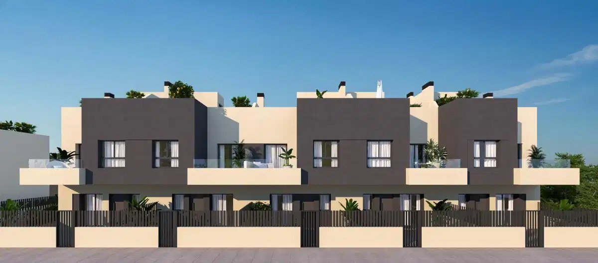 4-Bedroom, 3-Bathroom Townhouse Just 800m from the Beach in Torre del Mar