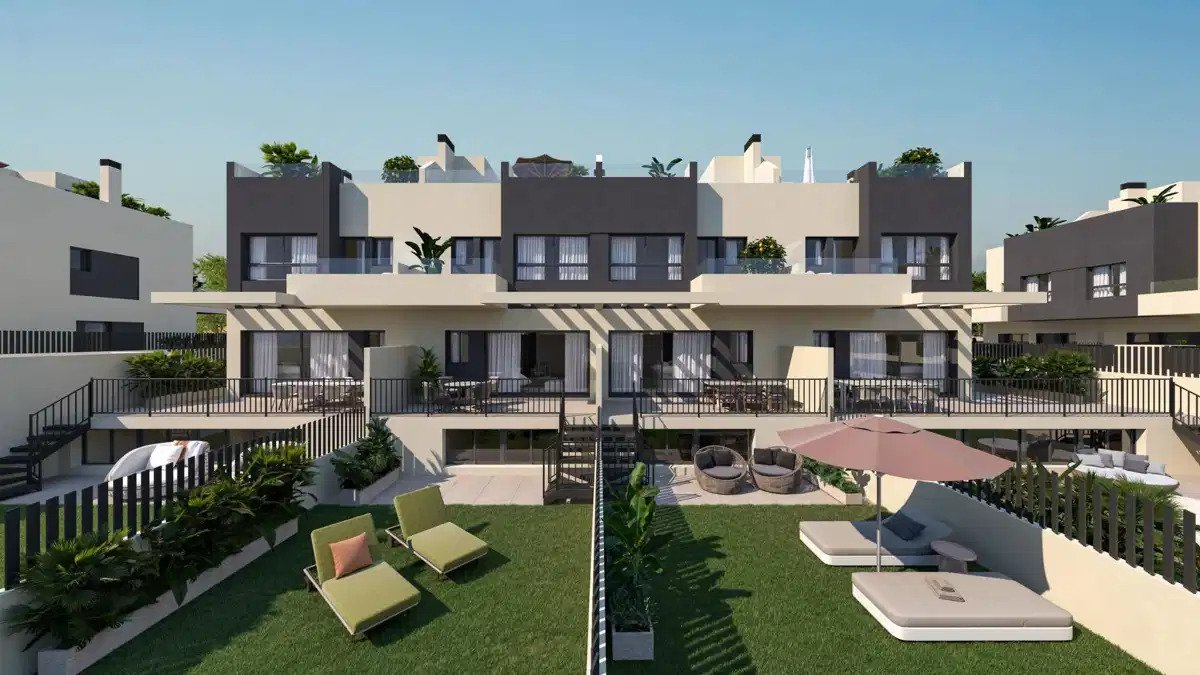 4-Bedroom, 3-Bathroom Townhouse Just 800m from the Beach in Torre del Mar