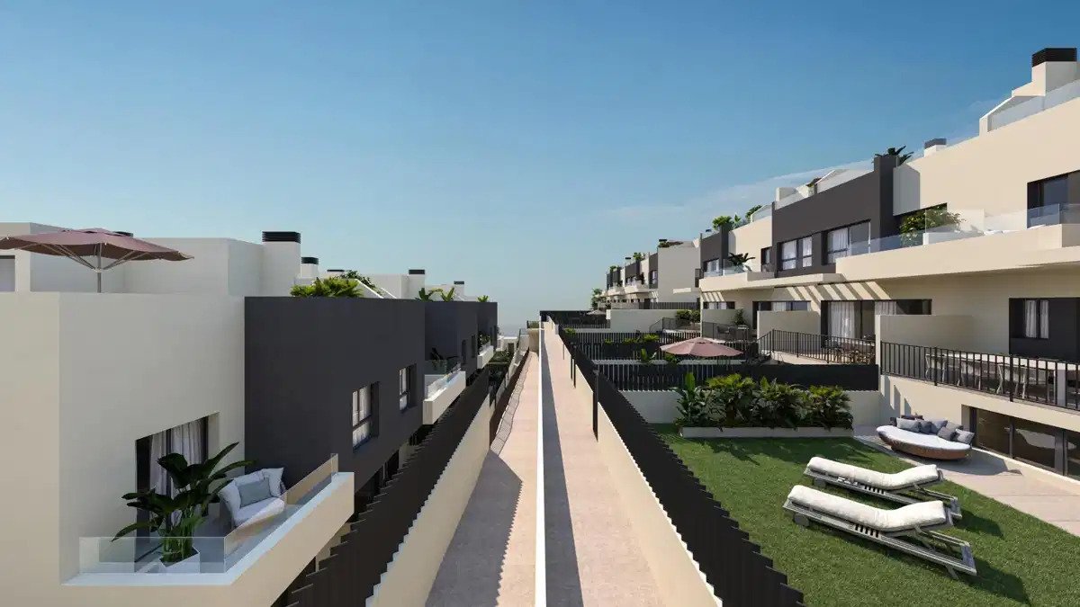 4-Bedroom, 3-Bathroom Townhouse Just 800m from the Beach in Torre del Mar