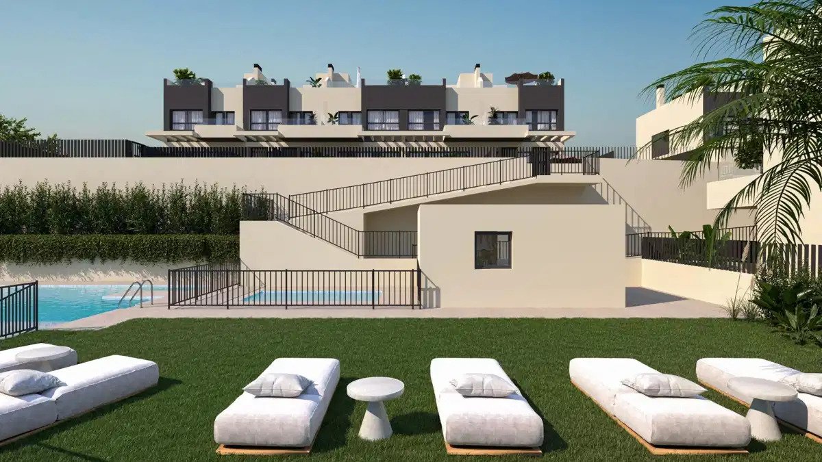 4-Bedroom, 3-Bathroom Townhouse Just 800m from the Beach in Torre del Mar