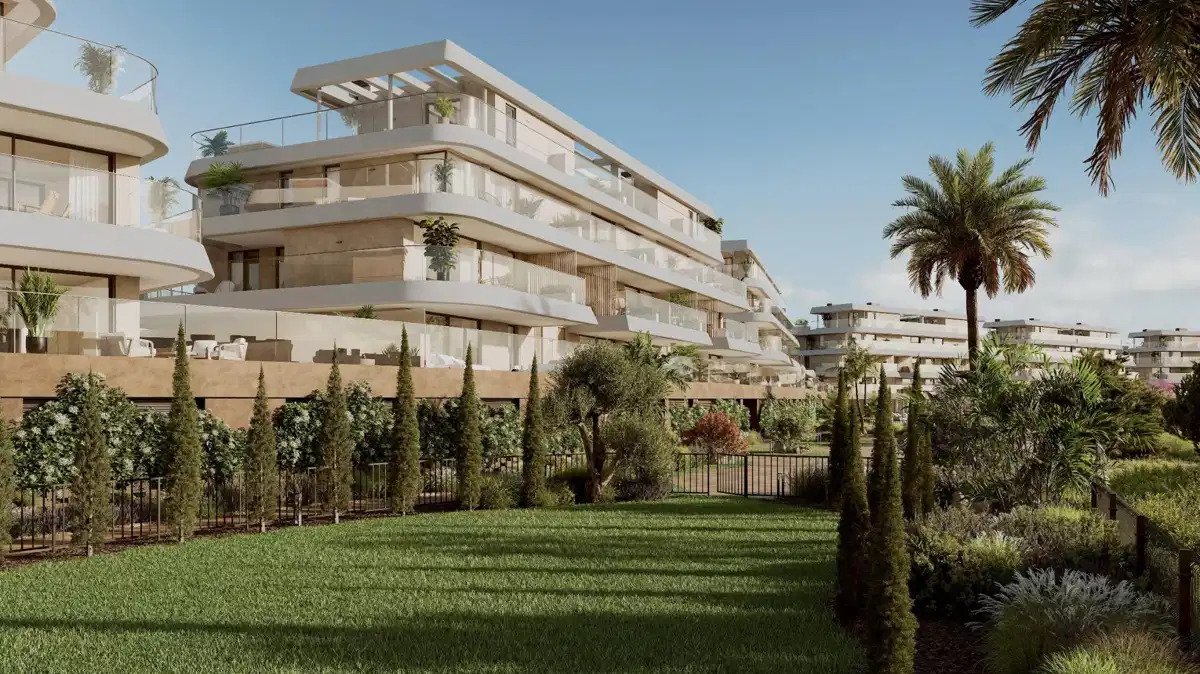 3-Bedroom, 3-Bathroom Apartment in Buenas Noches, Estepona – Modern Complex with Premium Amenities
