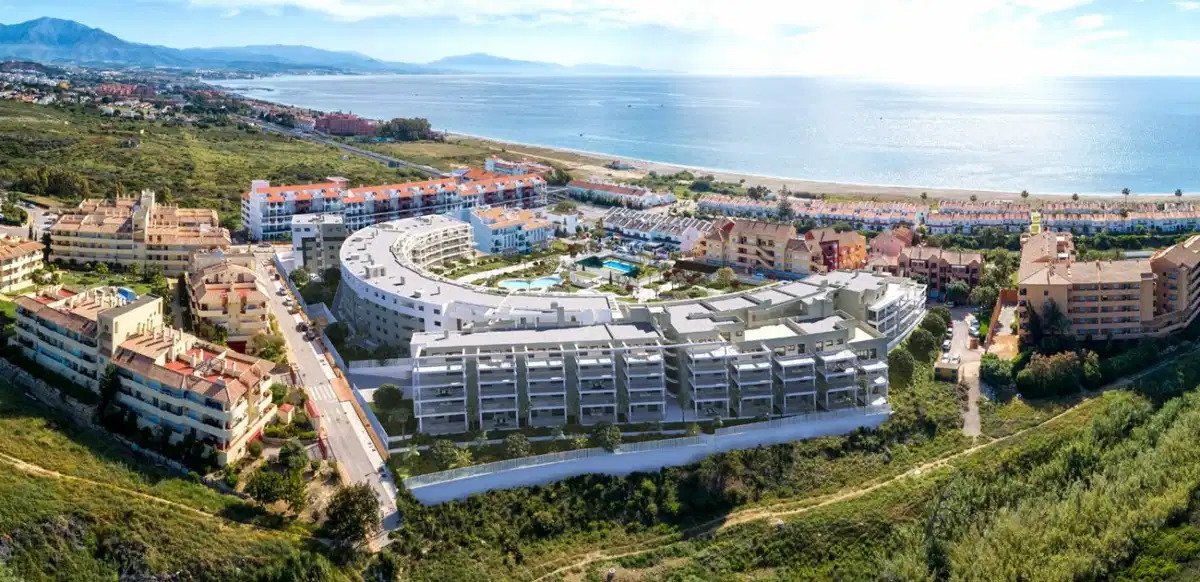 3-Bedroom, 2-Bathroom Penthouse with Sea Views and Communal Gardens in Manilva