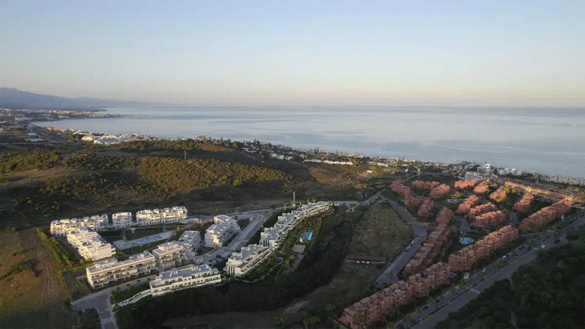 3-Bedroom, 2-Bathroom Penthouse with Sea Views and Resort-Style Amenities in Estepona