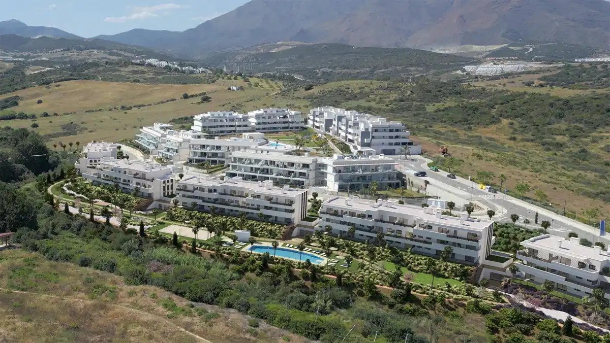 3-Bedroom, 2-Bathroom Ground Floor Apartment with Spa, Gym, and Sea Views in Estepona