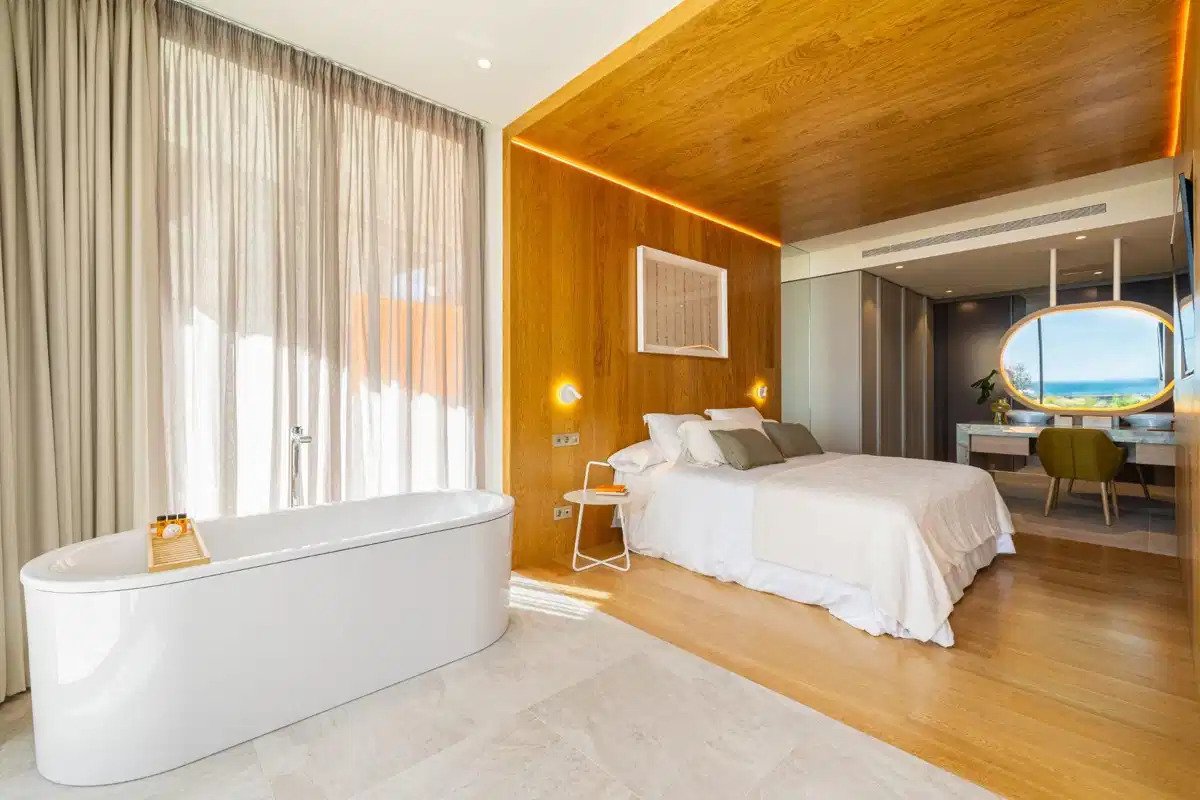 2-Bedroom, 2-Bathroom Penthouse with Panoramic Sea Views and Hotel-Level Amenities in El Higuerón