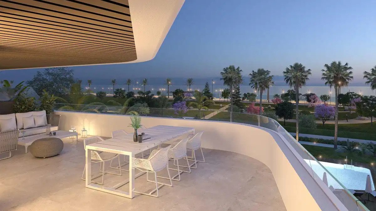 2-Bedroom, 2-Bathroom Seafront Ground Floor Apartment in Los Álamos, Torremolinos