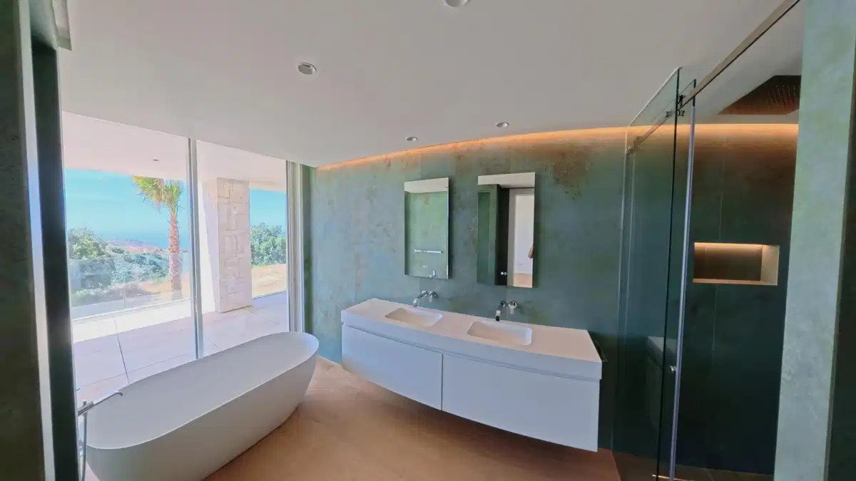 4-Bedroom, 4-Bathroom Luxury Apartments with Panoramic Sea Views in El Soto de Marbella