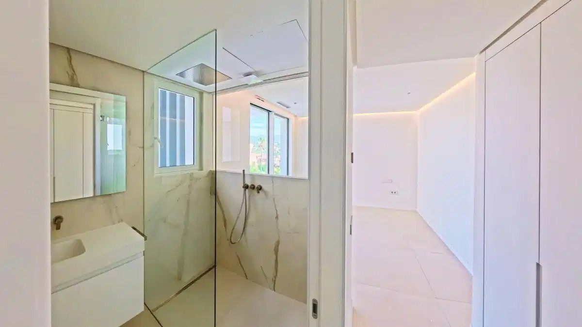 3-Bedroom, 3-Bathroom Luxury Apartment with Panoramic Sea Views in El Soto de Marbella