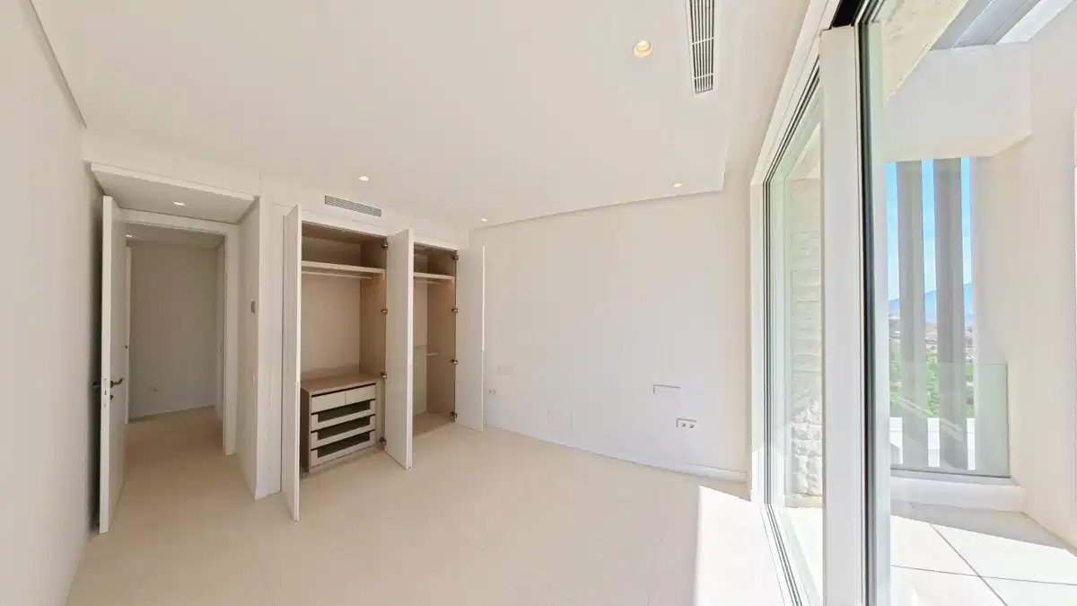 3-Bedroom, 3-Bathroom Luxury Apartment with Panoramic Sea Views in El Soto de Marbella