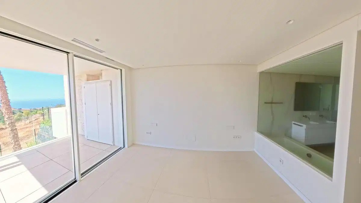 3-Bedroom, 3-Bathroom Luxury Apartment with Panoramic Sea Views in El Soto de Marbella