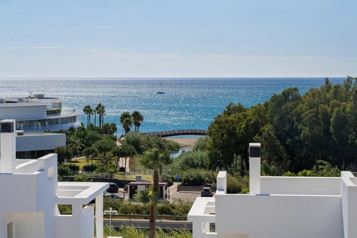 3-Bedroom, 2-Bathroom Penthouse with Expansive Terraces near Arroyo Vaquero Beach, Estepona
