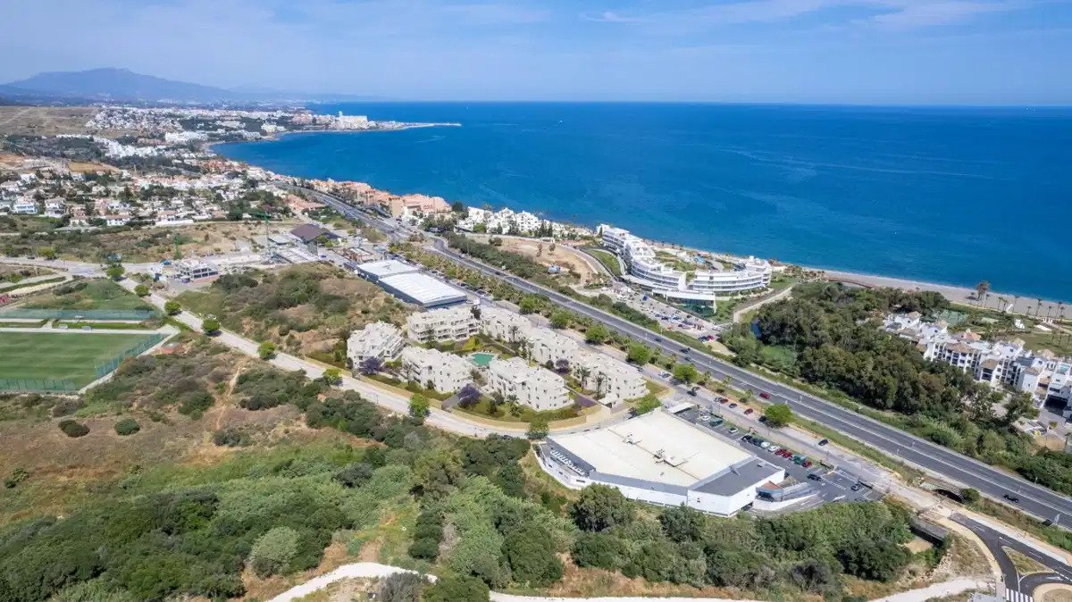 3-Bedroom, 2-Bathroom Penthouse with Expansive Terraces near Arroyo Vaquero Beach, Estepona