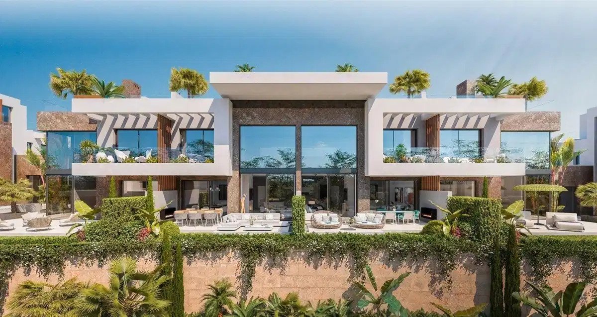4-Bedroom, 5-Bathroom Luxurious Townhouse with Private Rooftop Pool in Prestigious Río Real, Marbella