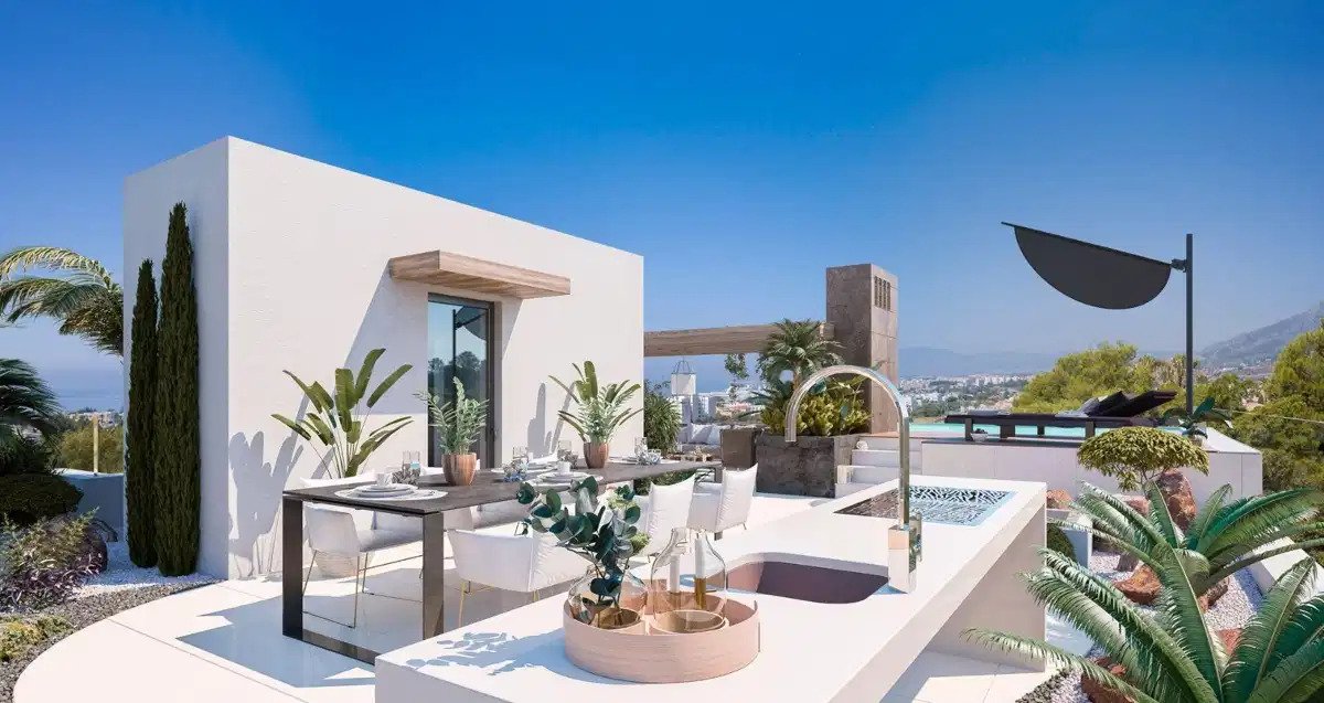 4-Bedroom, 5-Bathroom Luxurious Townhouse with Private Rooftop Pool in Prestigious Río Real, Marbella